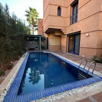Villa Marrakech haut standing avec piscine et architecture arabesque