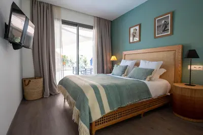 a bedroom with a bed and a sliding glass door at Charmante villa de 4CH avec piscine privée - Proche du Beldi Country Club in Marrakech