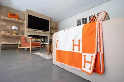 a living room with a blanket hanging on a wall at Charmante villa de 4CH avec piscine privée - Proche du Beldi Country Club in Marrakech