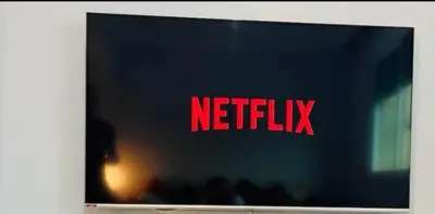 a television screen with the netflix logo on it at Appartement avec bel vue au centre de Marrakech in Marrakech