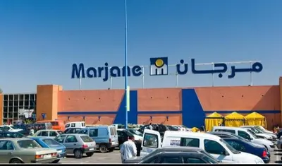 a parking lot full of cars in front of a store at Appartement avec bel vue au centre de Marrakech in Marrakech