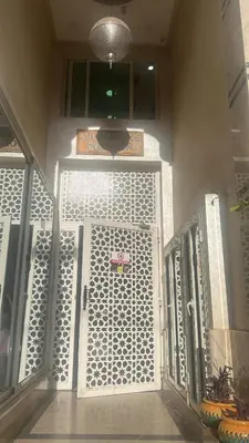 an entrance to a building with a white door at Studio calme au cœur de Marrakech Guiliz, proche Victor Hugo in Marrakech