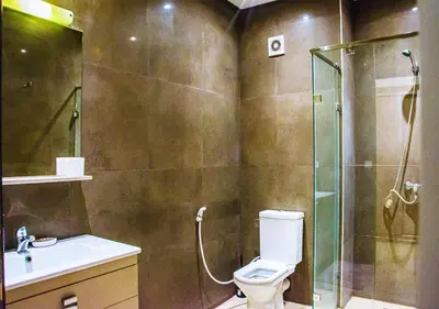 a bathroom with a shower and a toilet and a sink at Appartement Chic et Lumineux, Proche Gare in Marrakech
