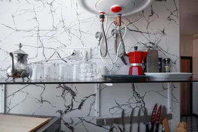 a kitchen with a counter with glasses on a shelf at Marjane Allal Fassi 2 chambres Bedrooms 2 Bathrooms Wi-Fi fibre climatisation in Marrakech