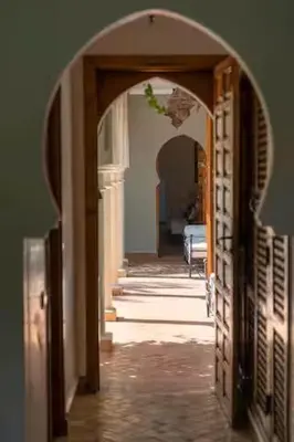 an archway leading into a hallway with a bedroom at Résidence AYDA Riad Villa Hanane in Marrakech