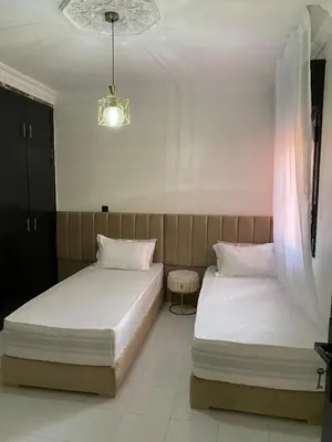 two twin beds in a room with aermottermottermottermott at Condominium in Marrakech