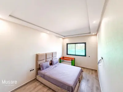 a bedroom with a bed and a window at Villa 5 chambres targa in Marrakech