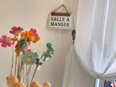 a sell a manager sign on a wall with flowers at Au cœur du centre ville Gueliz a coté de Carre Eden et Plaza in Marrakech