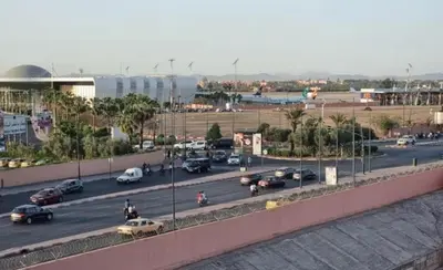 a busy city street with cars on the road at Appartement 
