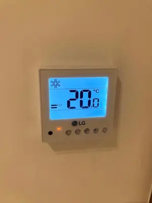 an electronic clock on a wall in a room at Magnifique appartement à Guéliz, résidence de luxe in Marrakech