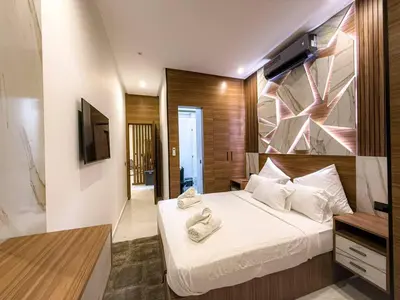 a bedroom with a bed with towels on it at Séjour chic en ville Jacuzzi privé et Wi-Fi gratuit in Marrakech