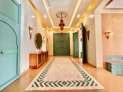 a hallway with green doors and a rug at Villa Luxueuse avec Piscine & Vue sur le Golf in Marrakech