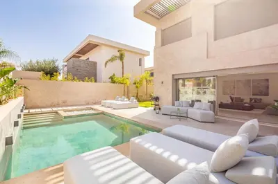 a villa with a swimming pool and a house at Villa Zineb Confort, design et sérénité in Marrakech