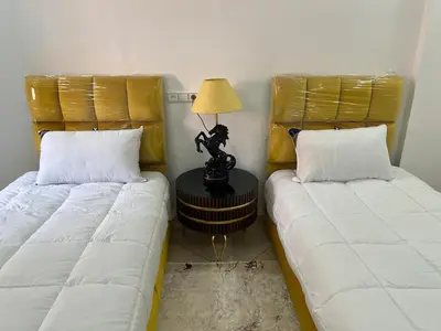 two beds sitting next to each other in a room at Super apt plein centre de Gueliz hyper bien placer pour votre séjour tout à proximité resto café transport in Marrakech