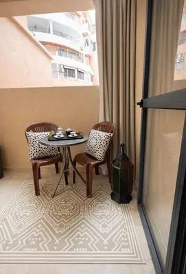 a room with a table and two chairs at Duplex Moderne et Confort in Marrakech