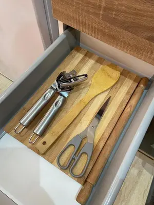 a cutting board with scissors and other kitchen utensils at Élégant et confortable, près de l'aéroport et de la gare in Marrakech