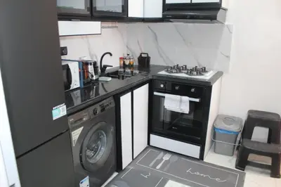 a kitchen with a stove and a washing machine at Appartement mamá MK in Marrakech