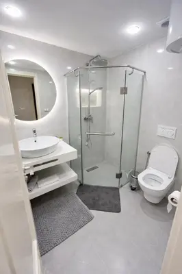 a bathroom with a shower and a toilet and a sink at Appartement spacieux centre ville quartier dynamique in Marrakech