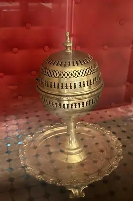 a silver vase on a glass plate on a table at Échappée onirique au cœur de Marrakech in Marrakech
