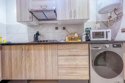 a kitchen with a washing machine and a microwave at 2 bedrooms abouab gueliz in Marrakech