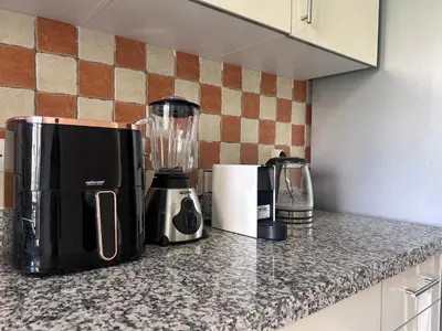 a blender sitting on a counter in a kitchen at L'escapade Marrakech - Appartement familiale vue sur Piscine in Marrakech