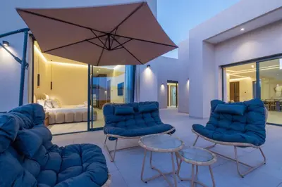 a living room with blue chairs and an umbrella at Villa Wimiliim - Piscine et jardin Privée Sans vis-à-vis Wifi HD in Segraga