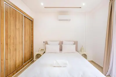 a bedroom with a large white bed with white pillows at Appartement 1 chambre proche de la gare de Gueliz in Marrakech