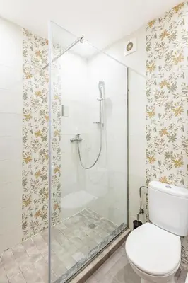 a bathroom with a shower and a toilet at Magnifique appartement 2 chambres route du barrage in Marrakech