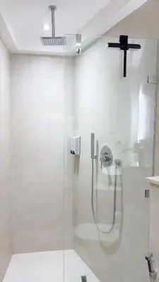 a bathroom with a shower with a glass door at Appartement de Luxe 3 Chambres avec piscine au centre in Marrakech
