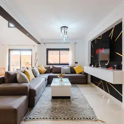 4BR Duplex - Jacuzzi - 10 min walk to M Avenue with Parking and Pool