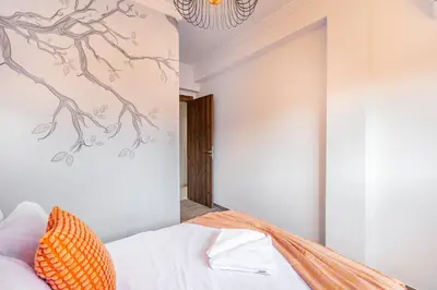a bedroom with a bed with a painting on the wall at Spacieux 3 Chambres au Cœur de Marrakech in Marrakech
