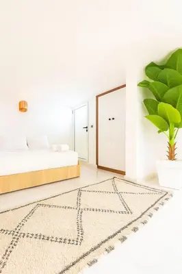 a bedroom with a bed and a potted plant at Studio mezzanine cosy près de Jemaa el-Fna in Marrakech