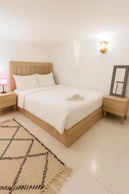 a bedroom with a large bed with white sheets at Studio mezzanine cosy près de Jemaa el-Fna in Marrakech