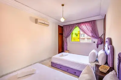 a bedroom with a bed and a window at Cosy Appartement Rue Loubnane in Marrakech