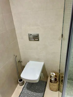 a bathroom with a toilet and a shower at Appartement moderne 2 chambres proche Gueliz in Marrakech