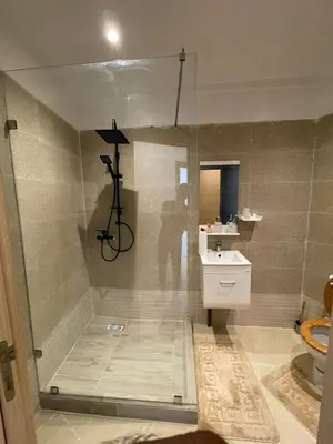 a bathroom with a shower and a toilet at Vivez le rêve dans un appartement F4 moderne in Marrakech