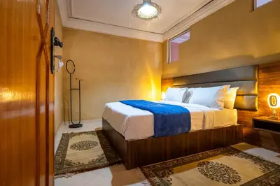 a bedroom with a large bed in a room at Résidence Qodwa in Marrakech