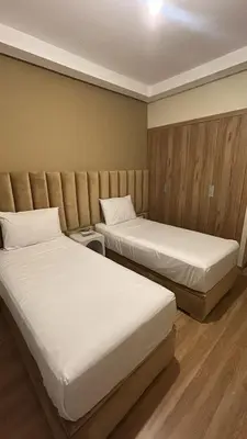 two beds in a hotel room with two bedsvisor at Superbe appart 3p confort avec terrasse et vu piscin in Marrakech