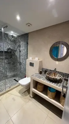 a bathroom with a shower and a toilet and a sink at Appartement Design près du Jardin Majorelle in Marrakech