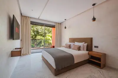 a bedroom with a large bed and a large window at Modernite et Bien Etre au Coeur de la Ville in Marrakech