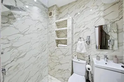 a bathroom with a toilet and a sink at Charmant appartement avec terrasse au cœur de Marrakech in Marrakech