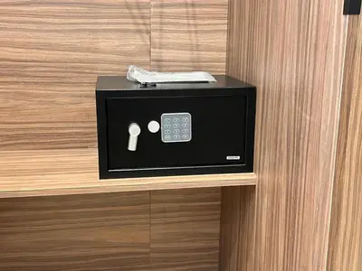 a black clock with a key on a shelf at Charmant appartement avec terrasse au cœur de Marrakech in Marrakech