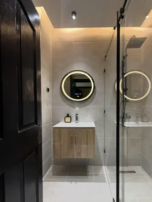 a bathroom with a sink and a mirror at Appartement chic près de Guéliz Calme & confort à Marrakech in Marrakech