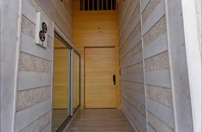a hallway of a building with a wooden door at Appartement Marrakech 2 Chambres De Luxe Orange in Marrakech