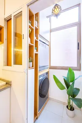 a laundry room with a washing machine and a window at Luxueux appartement in Marrakech