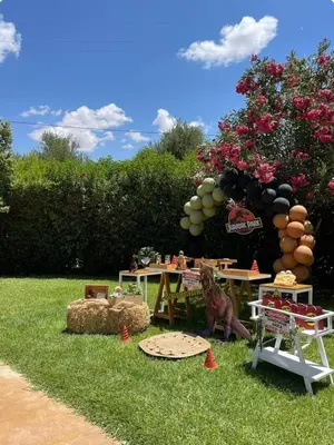 a garden with a picnic table and a tree at Amour de Nuits in Douar Caïd Layadi