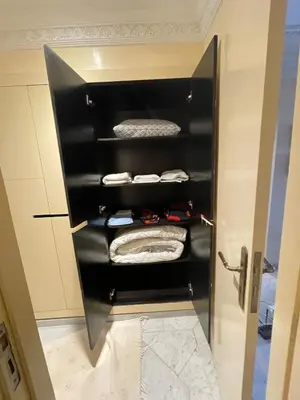 a black closet with a door open with towels at Bel appartement 95 m2 au centre dans le plus beau quartier de Marrakech in Marrakech