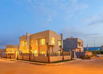 a large house in the middle of a street at Villa moderne à 5 mins du centre-ville de Marrakech in Marrakech