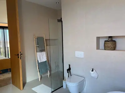 a bathroom with a toilet and a glass shower at Villa Marleanis 5 suites 300m2 piscine chauffée privative 11m de long résidence avec gardien in Marrakech