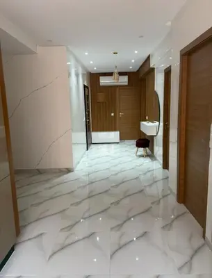 a lobby with white marble flooring and a door at Licht & ruim 2-slaapkamer appartement met airco & Wifi - rustig wijk Marrakesh in Marrakech